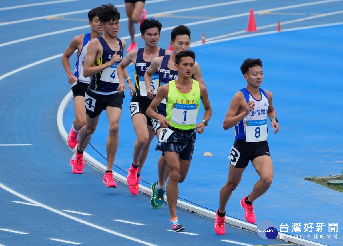 全大運田徑賽事於中原大學實英運動場舉行，國體大李立軍(黃衣)於公開組5000公尺奪金。