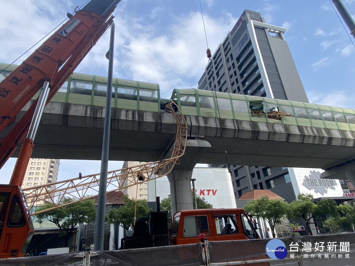 台中捷運今天中午一班行駛中列車遭高空吊車斷裂吊臂擊中，造成搭乘乘客一死八傷。消防局提供