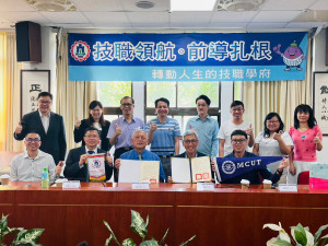 明志科大校長劉祖華及三重商工校長李立泰代表兩校簽署合作備忘錄。