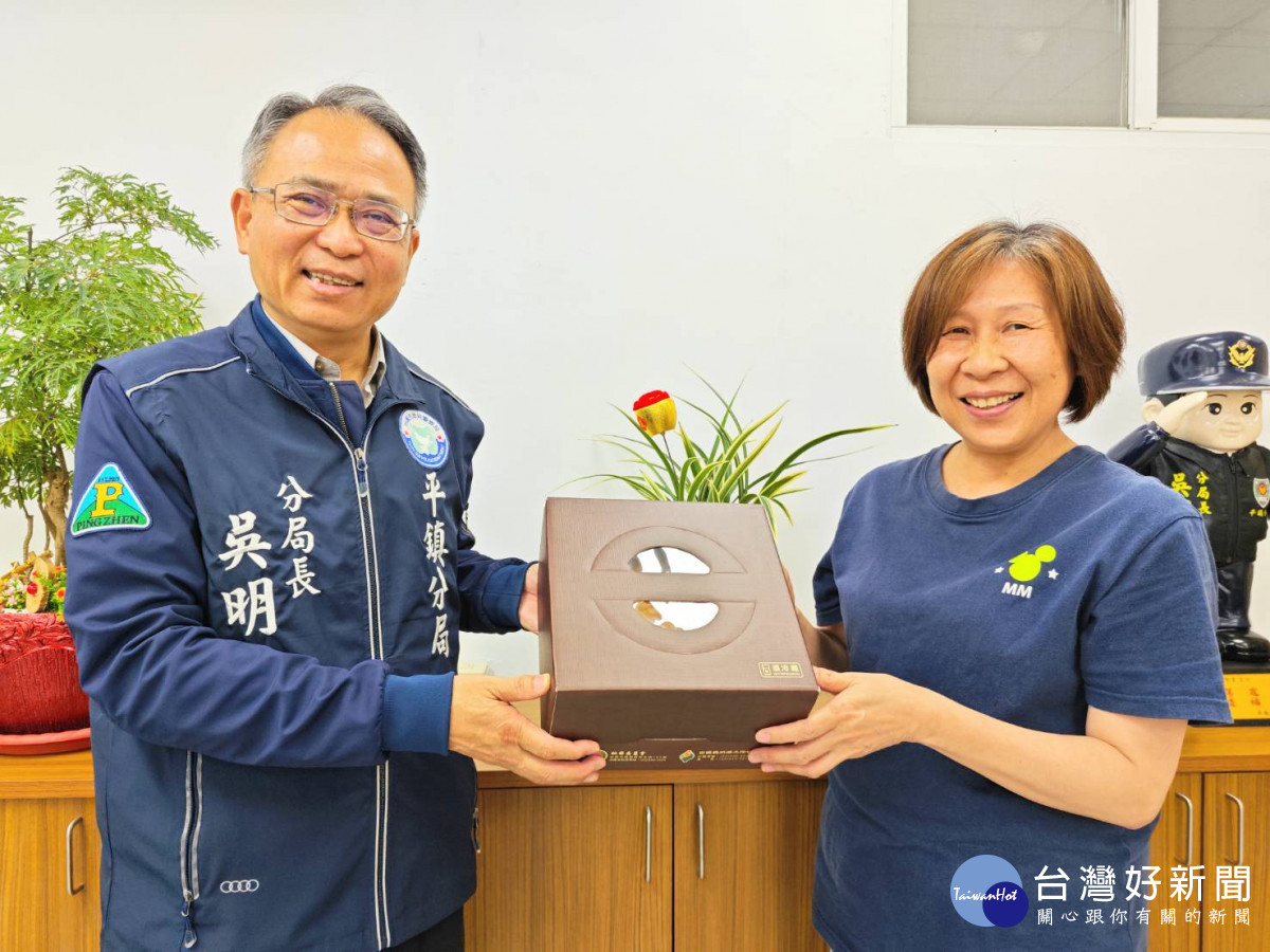 平鎮警贈蛋糕禮盒，祝福各位偉大的媽媽母親節快樂。