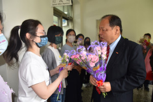 陳光復贈女性同仁康乃馨　向所有偉大母親獻上祝福與感謝