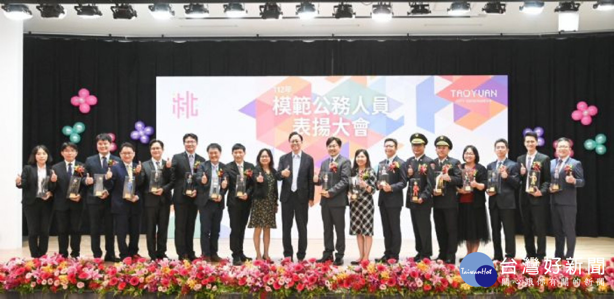 張市長與模範公務員合影，並期許打造模範公務單位。<br />
<br />

