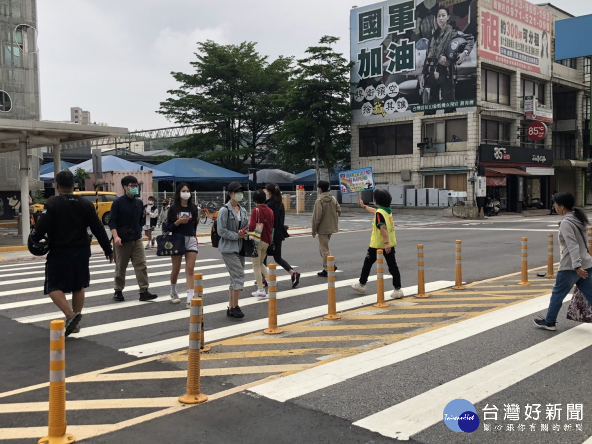 楊梅警結合婦女志工，持續街頭宣導車輛停讓行人。