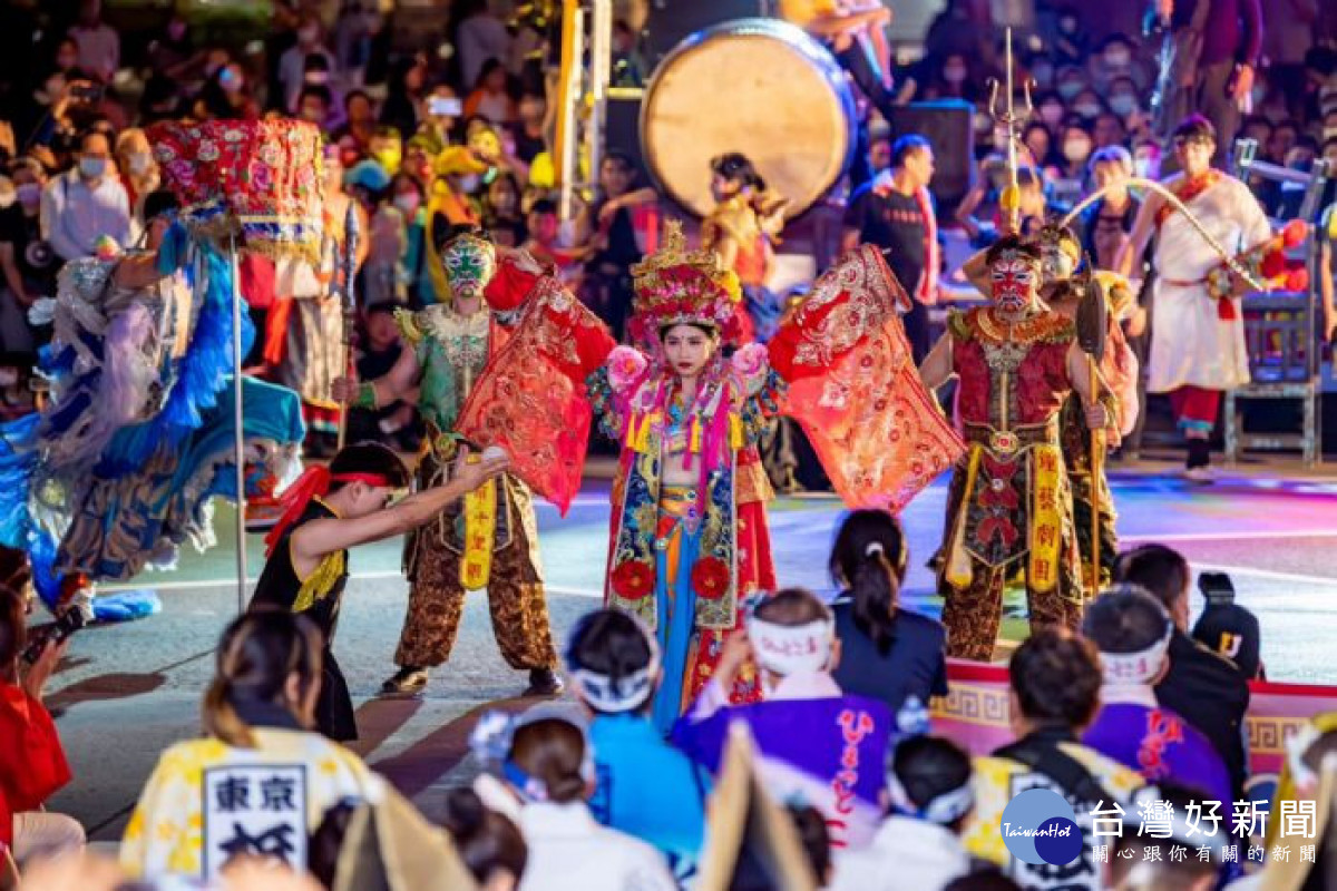 許多特色台灣藝陣團隊融合傳統戲曲、特技雜耍與陣頭藝術，帶來精采演出。