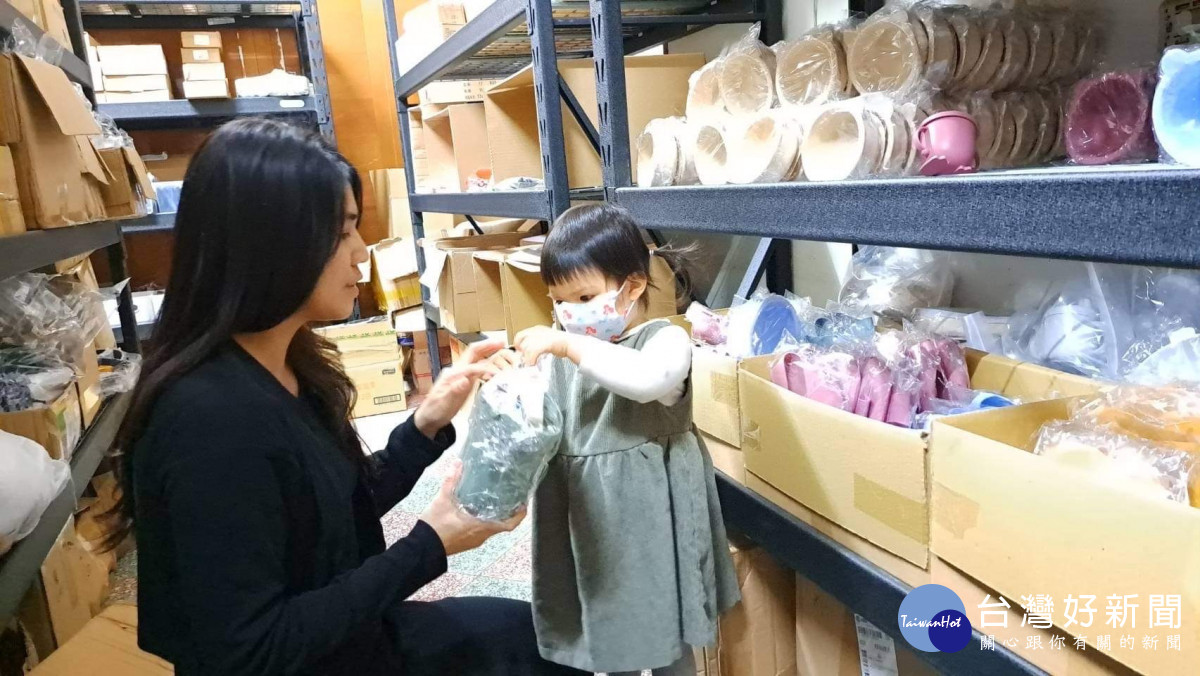 全職媽媽為了女兒成立母嬰網路銷售平台。<br />
