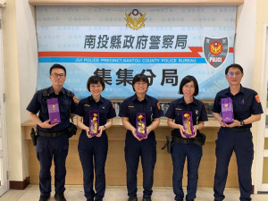 集集警分局獻上「鑲金花朵」祝福女性同仁們青春如花朵般地美麗綻放。
