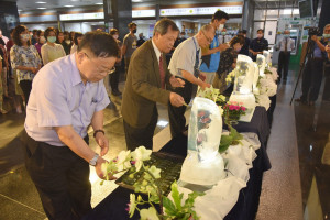 王副縣長（左二）與縣府同仁一同浴佛禮佛。（縣府提供）