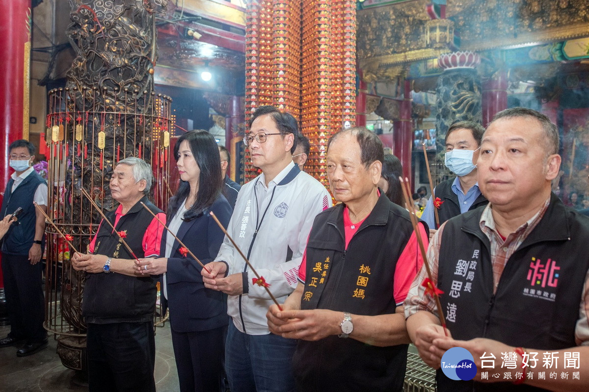 桃園市長張善政於桃園慈護宮上香祈福。