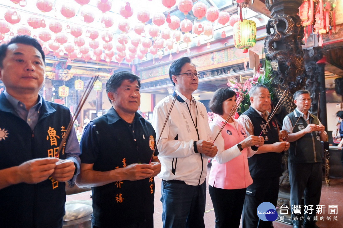 桃園市長張善政於中壢仁海宮致贈「護國佑民」匾額時上香祈福。