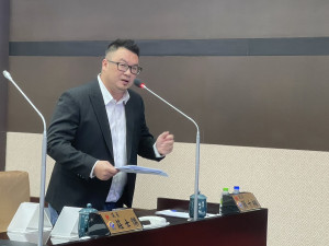簡議員關注青年住宅能否讓年輕人買得起。（簡千翔服務處提供）