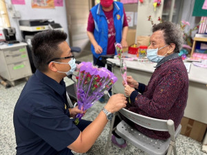 中寮分駐所長張躍騰贈康乃馨給長輩，令長輩們很感動。（草屯分局提供）