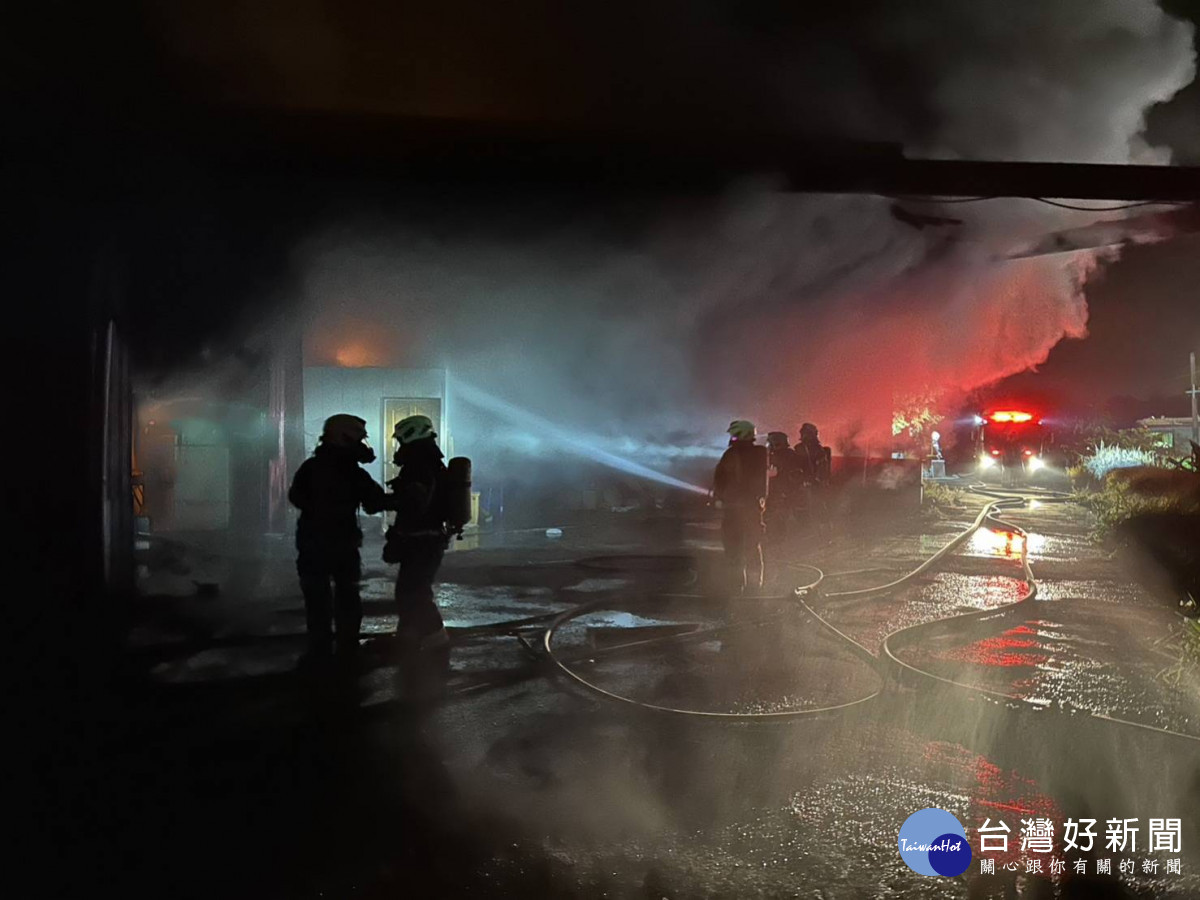 新屋區汽車烤漆廠火警，消防部門動員了63名消防人員參與救援行動，無人傷亡。