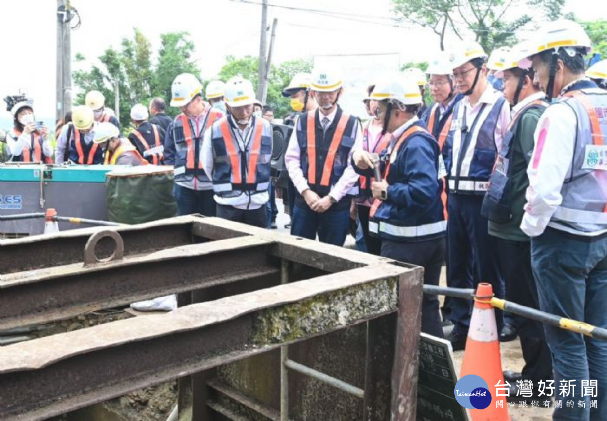 台水公司向張市長及市府團隊說明工程進度。<br /><br />
