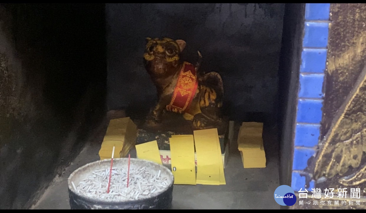 梅山鄉金山岩廟供奉40餘年的虎爺原本全身已被香火燻黑／警方提供<br />
