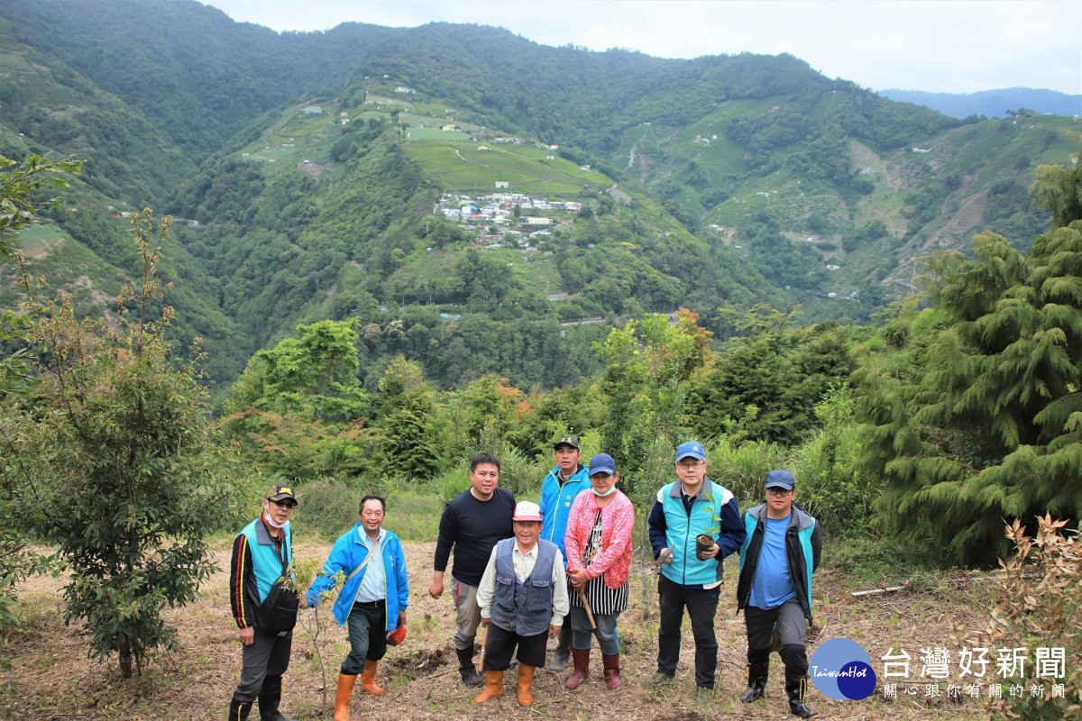 佳陽社區山林巡守隊與東勢林管處共同植樹。