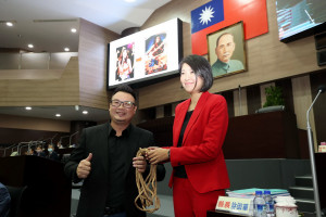 簡議員贈許縣長一條鞭子希望鞭策團隊。（縣府提供）
