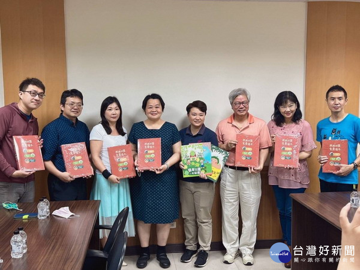 ▲《親親田園食農讀本》捐贈六龜區6所小學。(圖/記者 許高祥 翻攝)