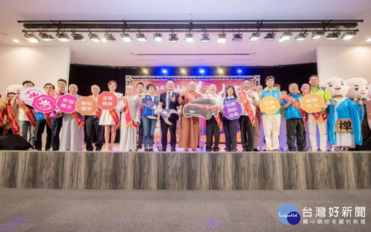 桃園市副市長蘇俊賓出席「桃園佛教蓮社祈福健走活動記者會」，與來賓合影。