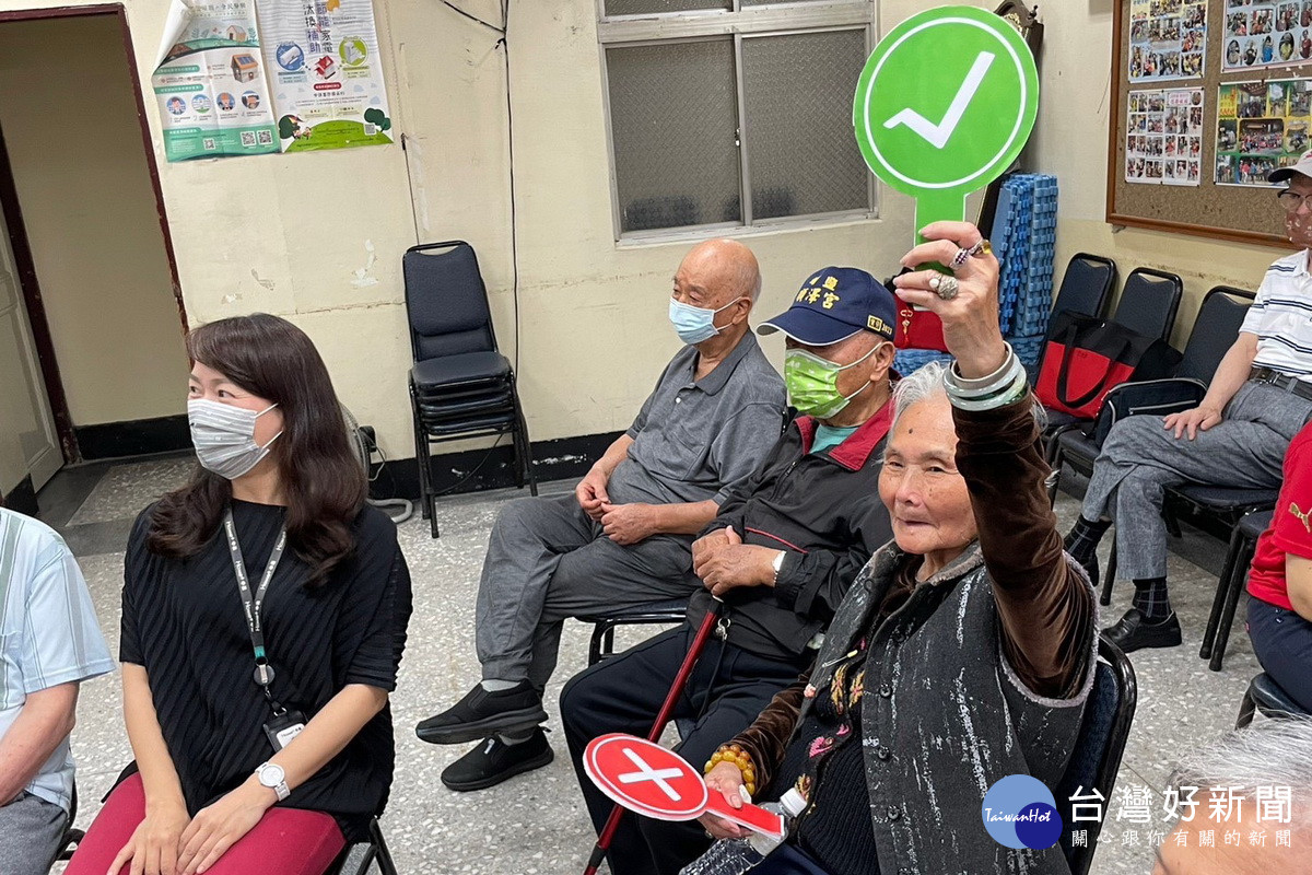 中嘉寬頻北健電視於桃園區三民里關懷據點，透過趣味遊戲教長輩查證防詐。