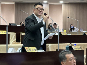 簡千翔指出中興新村今昔差太大，請縣府拿回主導權。（記者扶小萍攝）
