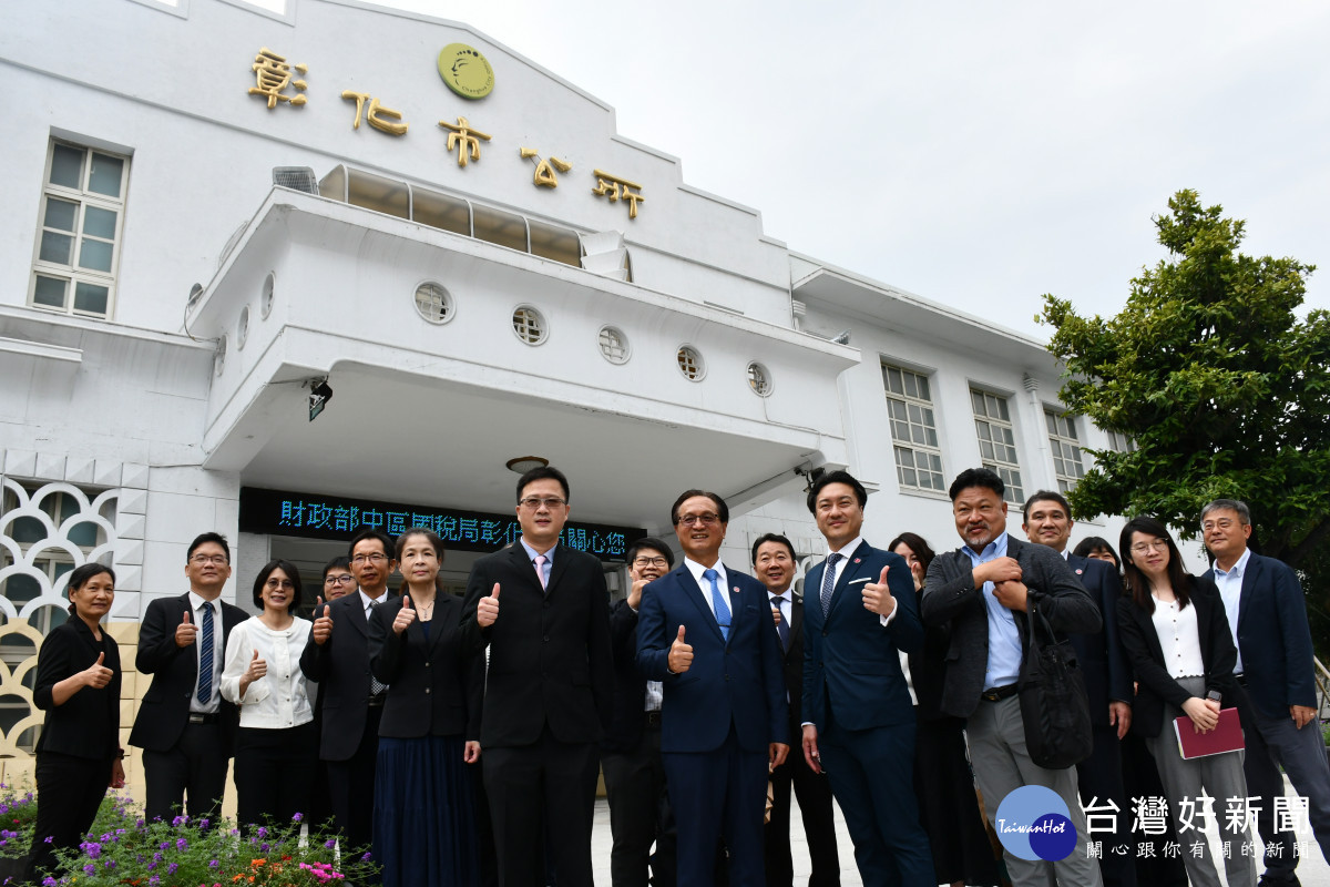 彰化市長林世賢與日本北海道余市町齊藤啓輔町長（前中二人）等人在市公所大門口留下歷史的一刻。圖／彰化市公所提供