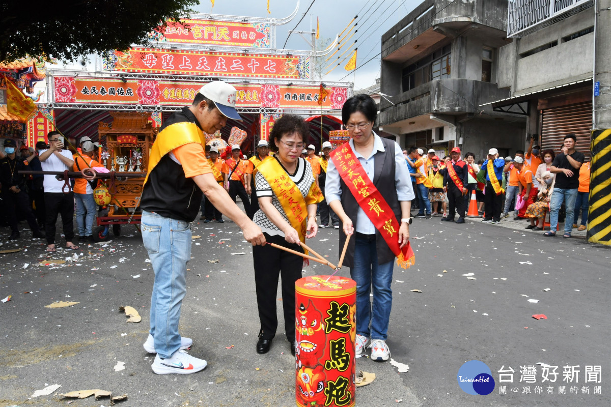 社頭枋橋頭七十二庄迓媽祖起駕點起馬泡。圖／彰化縣政府提供