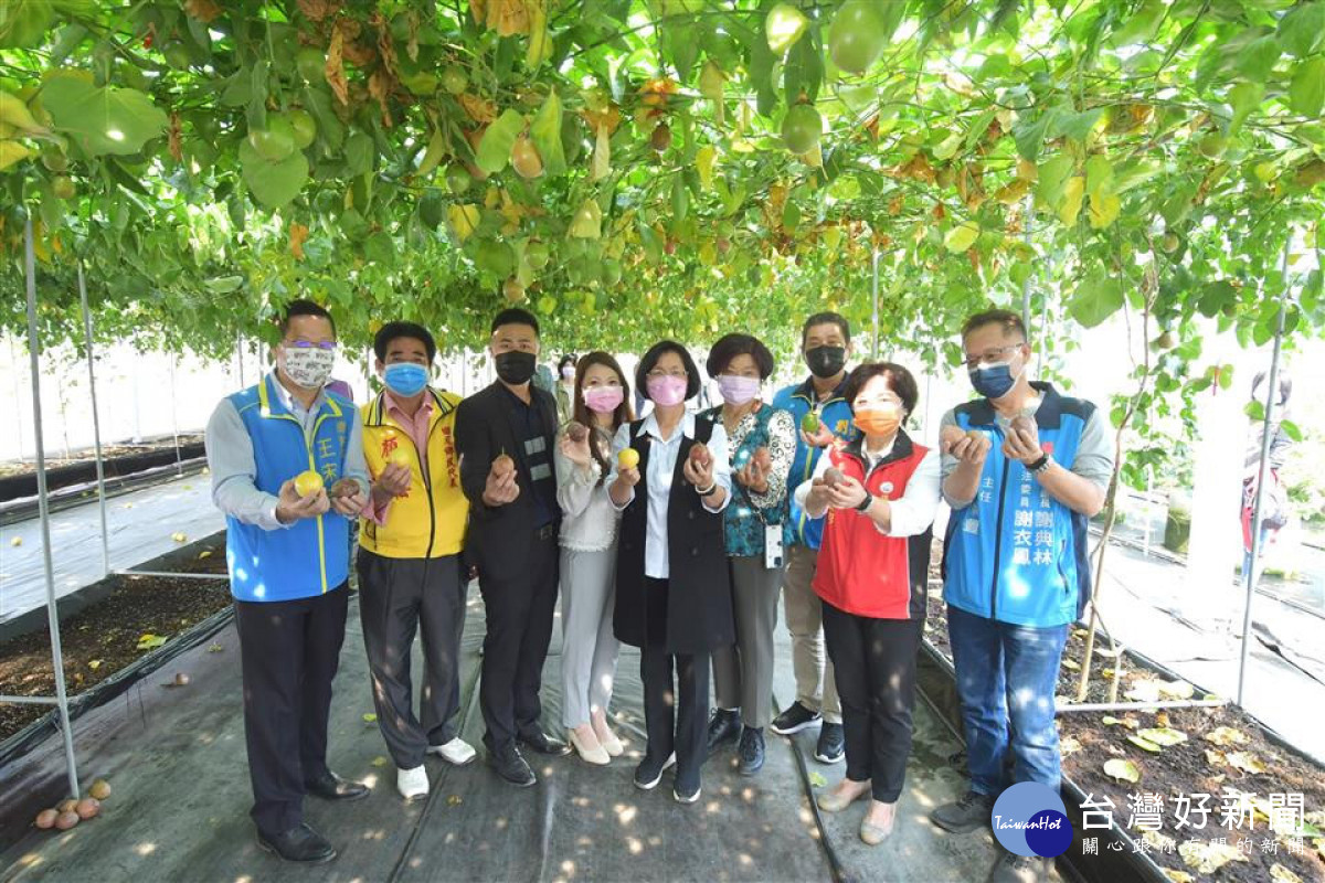 藝龍國際百香果繁育中心開幕，縣長王惠美前往鼓勵祝賀。圖／彰化縣政府提供