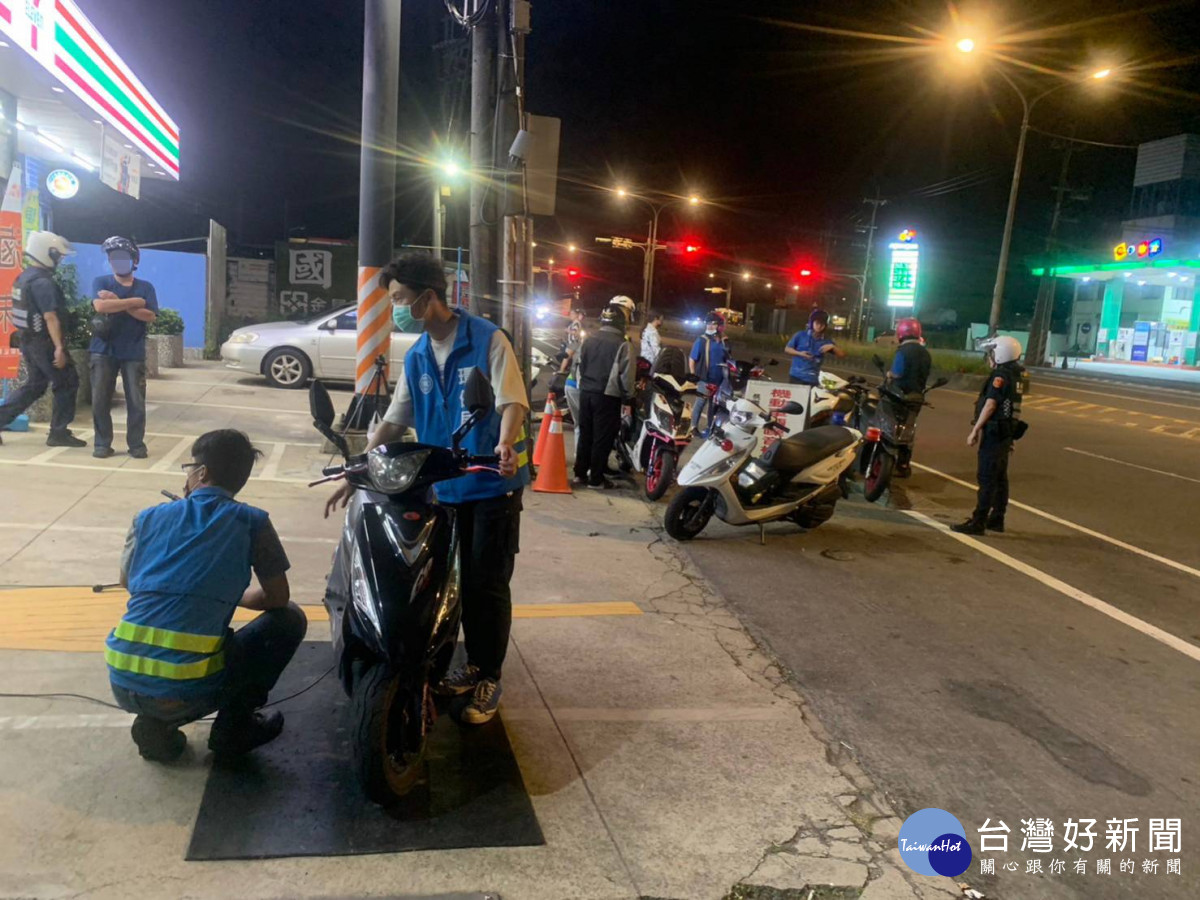 改裝車噪音深夜擾民，大園警結合環保局聯合稽查。