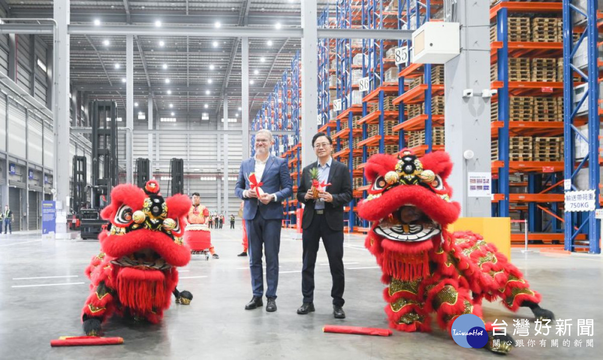 張市長和DFI零售集團IKEA集團董事長凌思卓（Martin Lindstrom）手持彩頭和鳳梨合影。