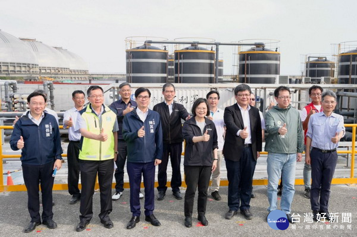 ▲呼籲節約用水,蔡英文視察興達電廠海淡機組並致贈加菜金慰勞。(圖/記者 許高祥 翻攝)
