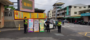 南投分局動員警力一早到會考考場加強宣導。（南投分局提供）