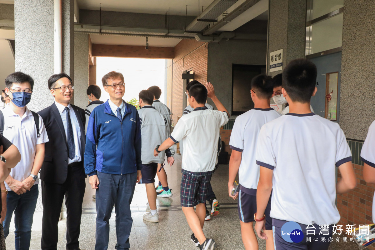 台中市教育局長蔣偉民一早即前往市立惠文高中，為考生加油打氣，並慰勉考場學校試務人員。