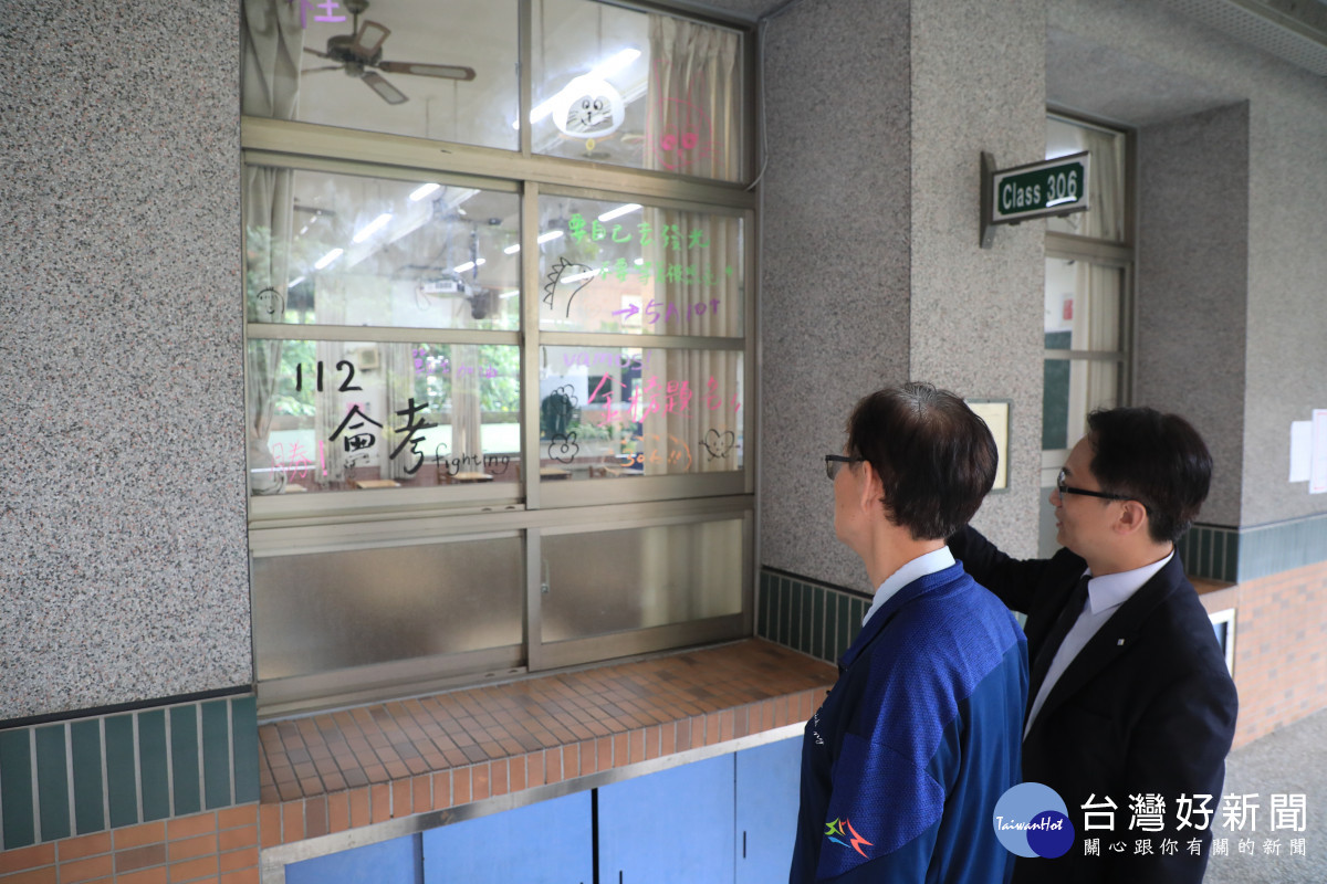 台中市教育局長蔣偉民前往市立惠文高中查看考場及考生休息區。