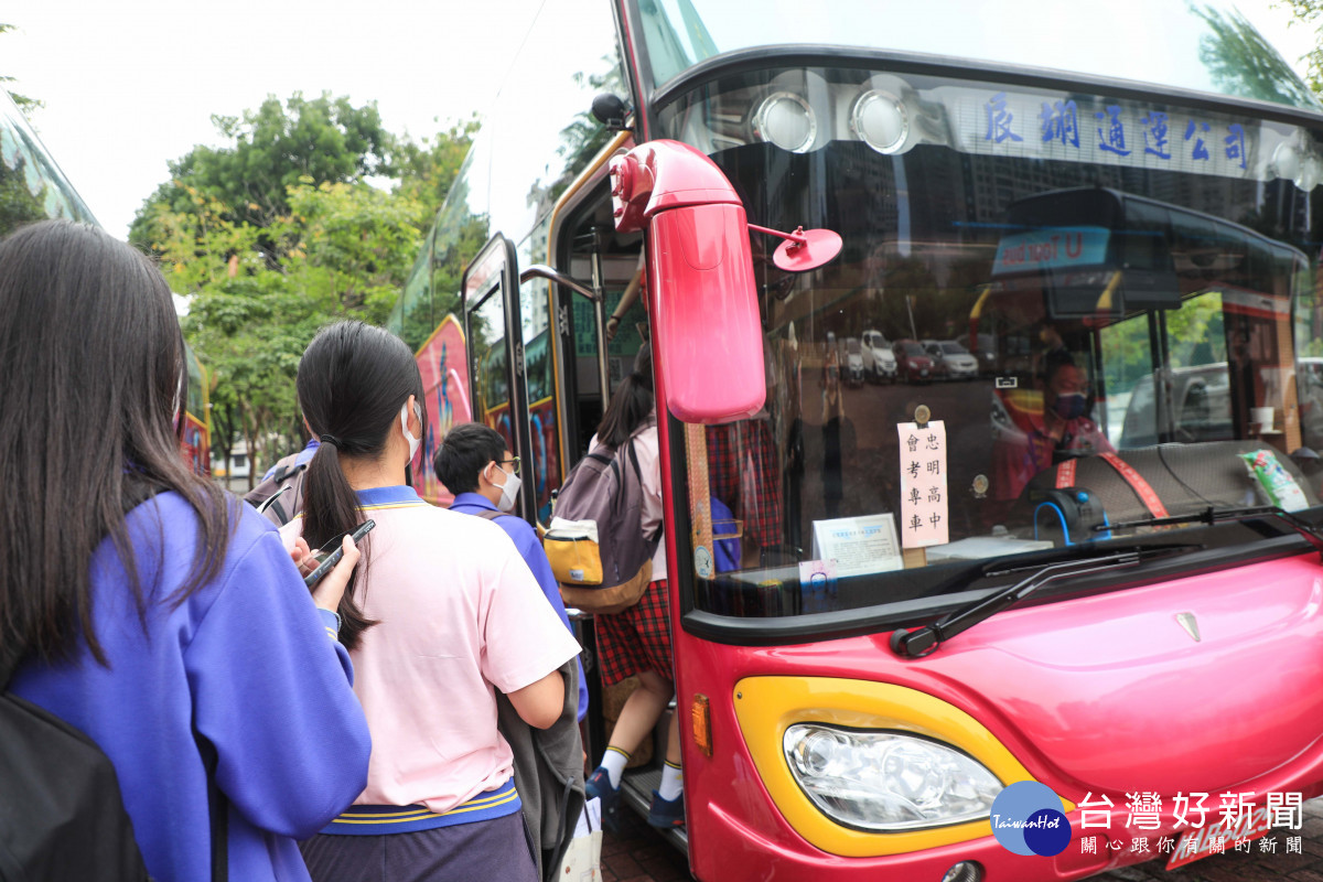 台中市政府提供「教育會考專車」，協助載送考生安心應考。