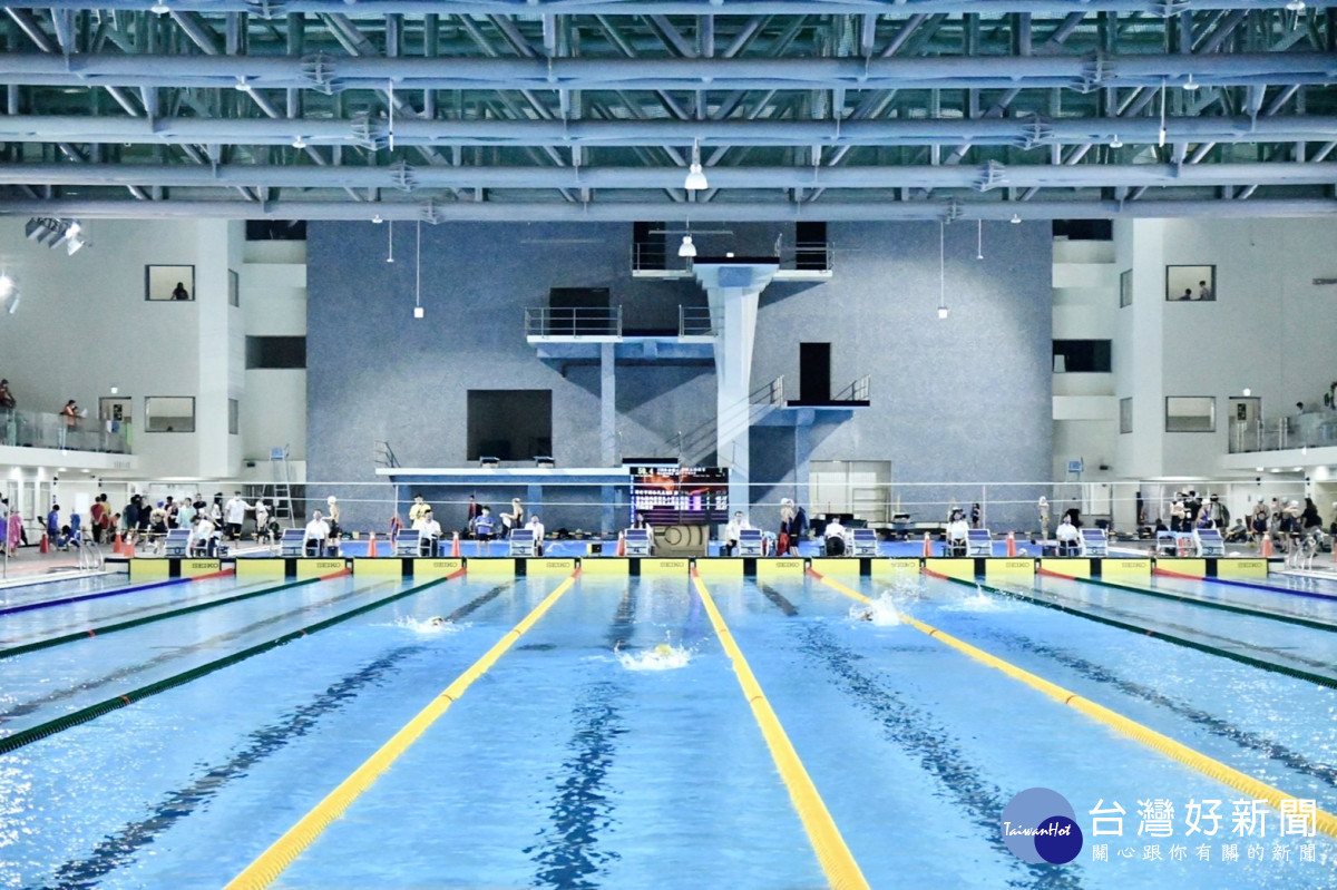 北區國民運動中心游泳池擁有全國唯一一館三池，符合國際游泳聯合會(FINA)規範的競賽泳事。