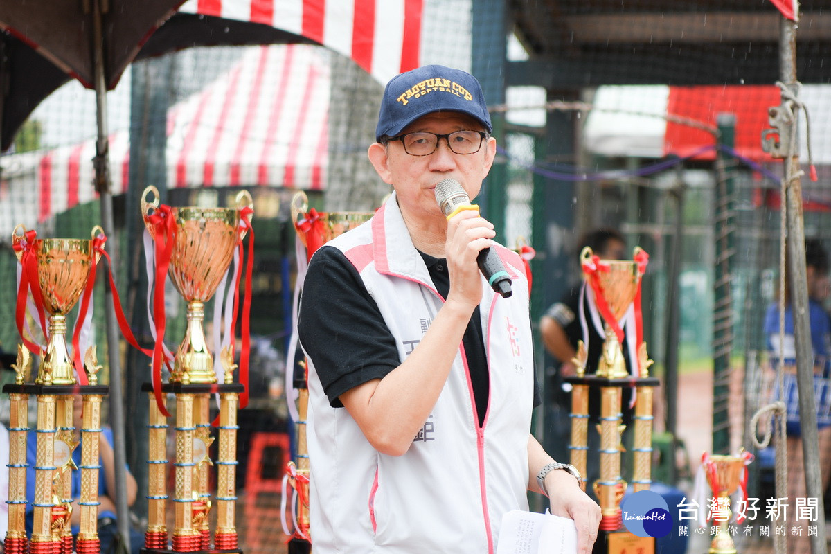 桃園市副市長王明鉅出席「2023第五屆桃園盃全國社區慢速壘球錦標賽」時致詞。