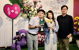 ▲左營戶政事務所進行520結婚登記與創意背板紀念合照活動，陳其邁前往祝福。