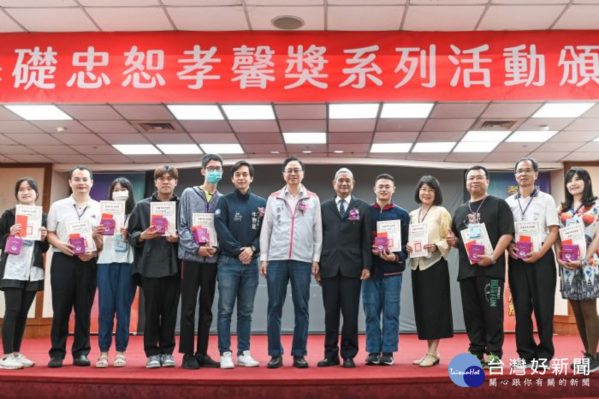 市長與書法比賽獲獎的受獎者一同合影。