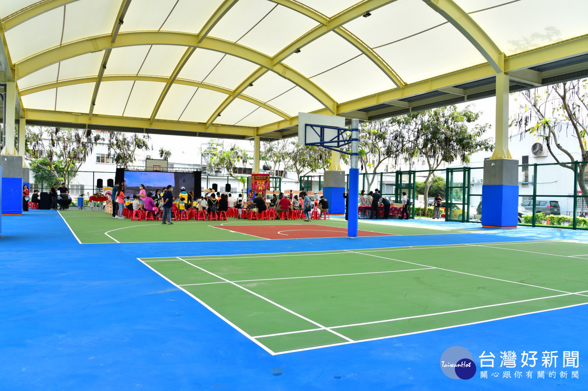 豐原三陽禾埕風雨球場提供市民休憩打球好去處。
