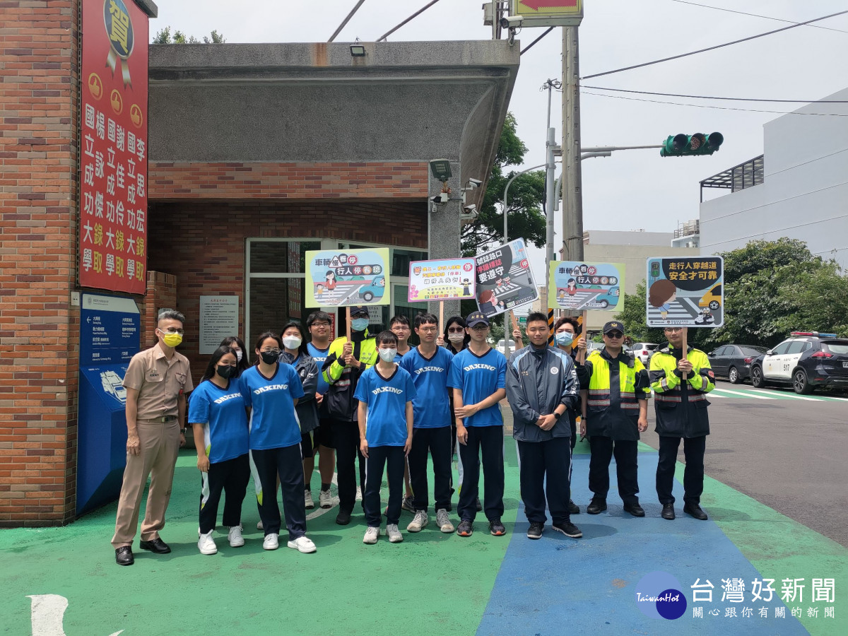 守護行人安全，大園警加強路口交通執法、上街宣導。<br />
