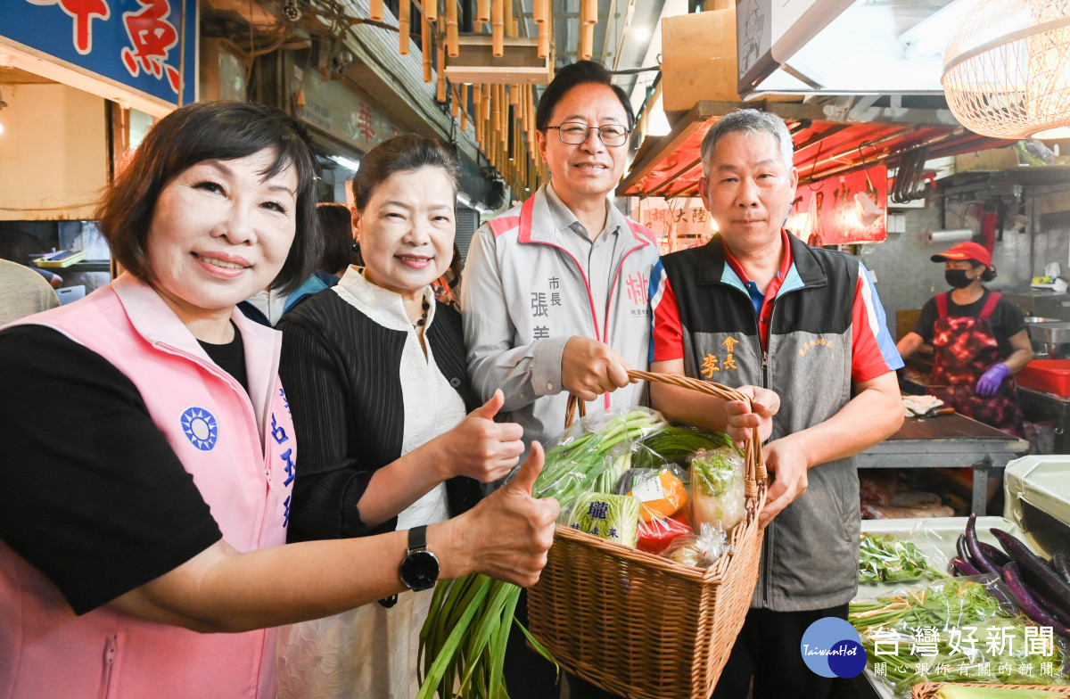 張市長說明，龍潭市場完成改造是一個重要的起點，市府將持續優化市場內各項軟、硬體設施。