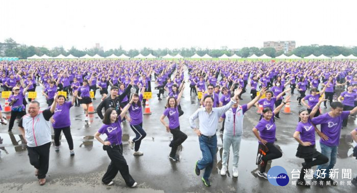 張市長出席「千人健康排舞活動」，與市民共舞同樂。