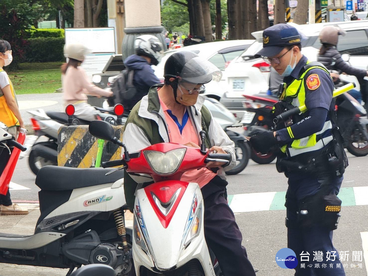 行人高發事故路口專案執法，平鎮警打造安全行人環境。