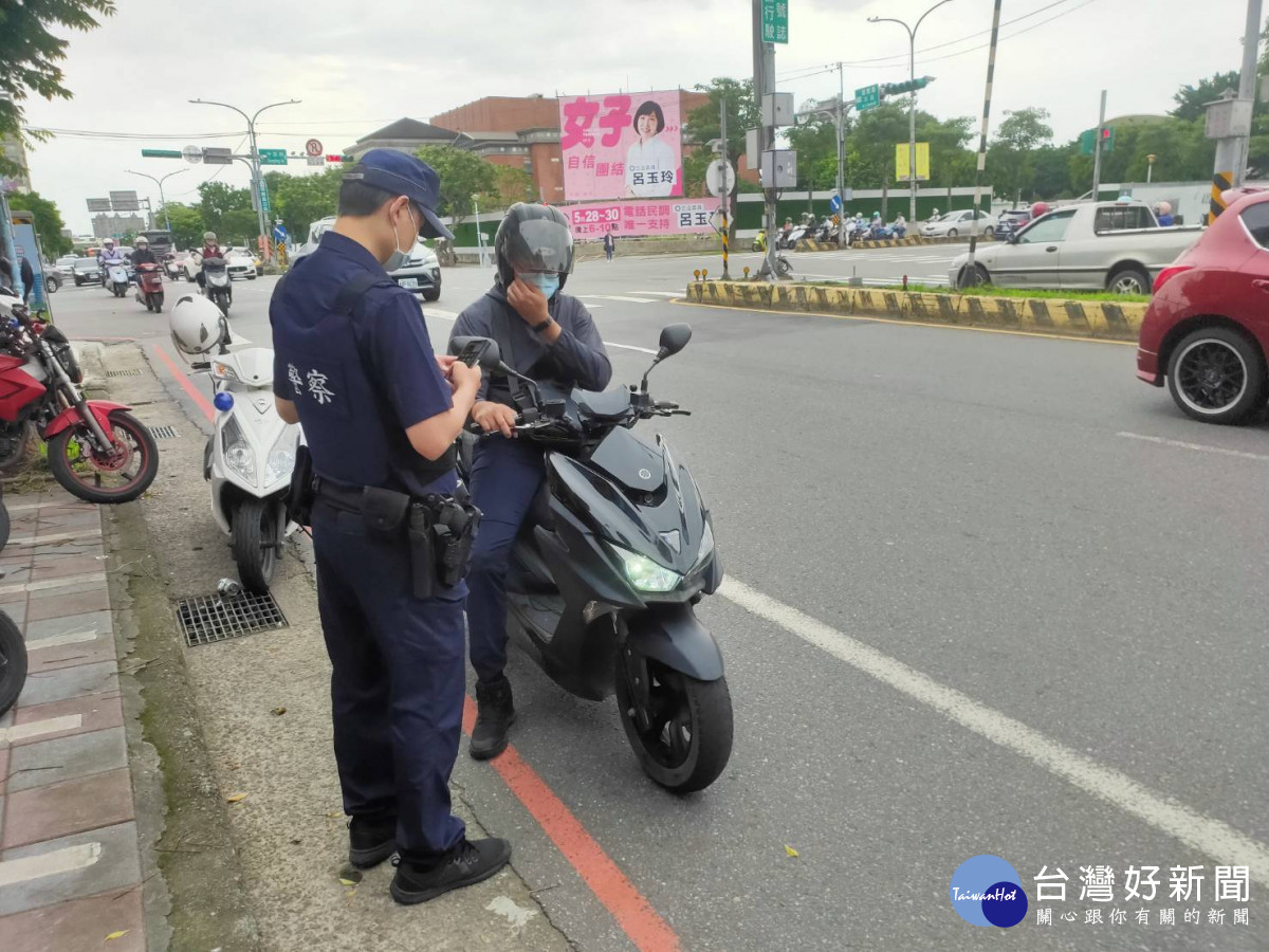 行人高發事故路口專案執法，平鎮警打造安全行人環境。<br />
