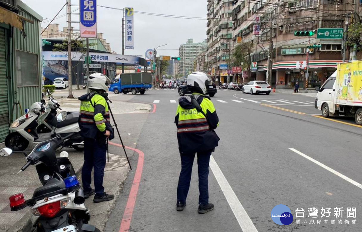 警方在行人高發事故路口強化交通安全執法及宣導。