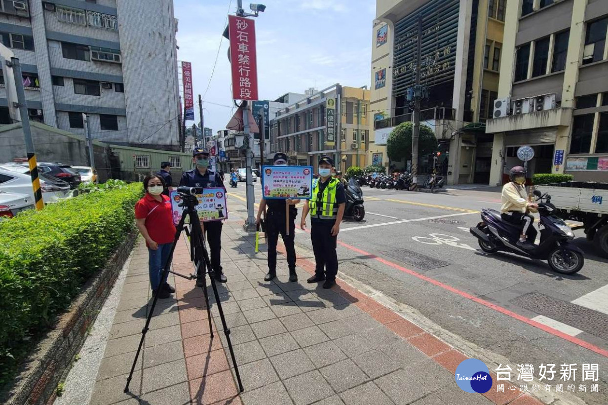 警方在行人高發事故路口強化交通安全執法及宣導。