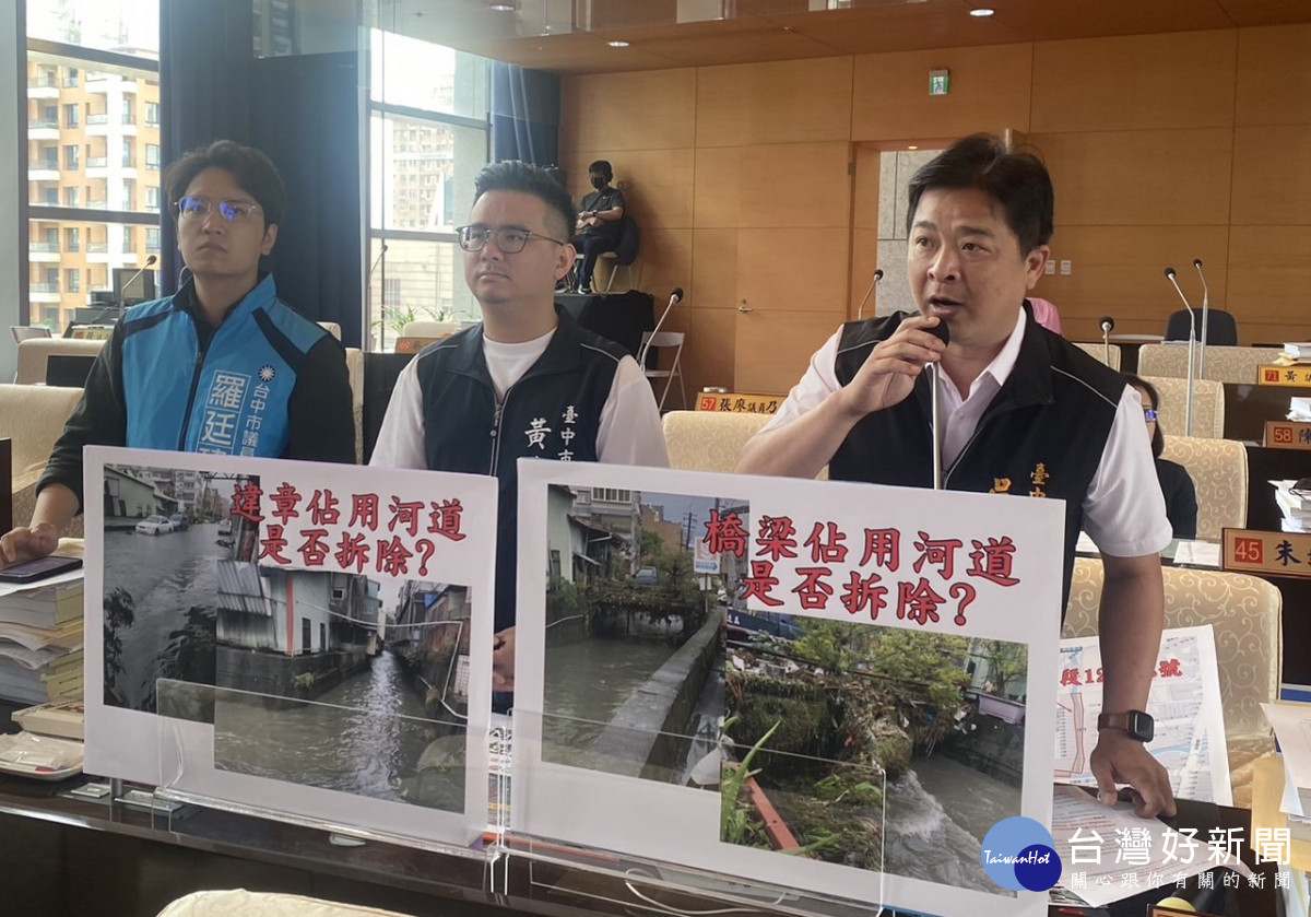 台中市議員吳呈賢(右)質詢潭子區雅豐街、大豐路淹水問題。