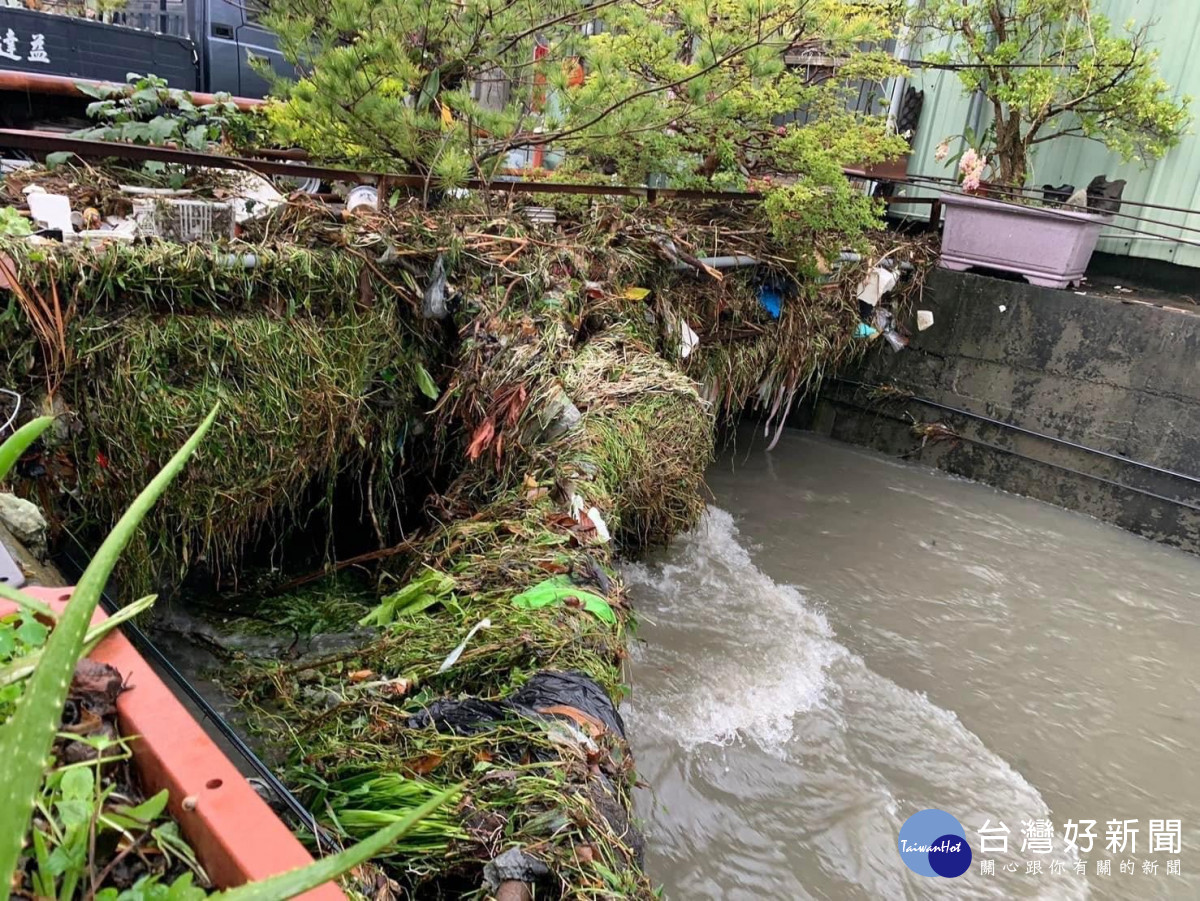 四尺八分線水圳逢雨即溢流,造成鄰近住戶淹水,台中市議員吳呈賢認為是水道上的違建便橋堵塞水路造成。