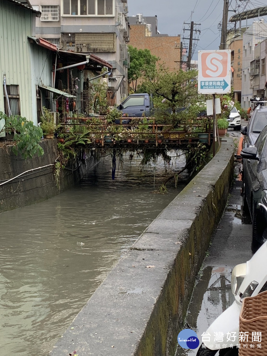 四尺八分線水圳逢雨即溢流，造成鄰近住戶淹水，台中市議員吳呈賢認為是水道上的違建便橋堵塞水路造成。