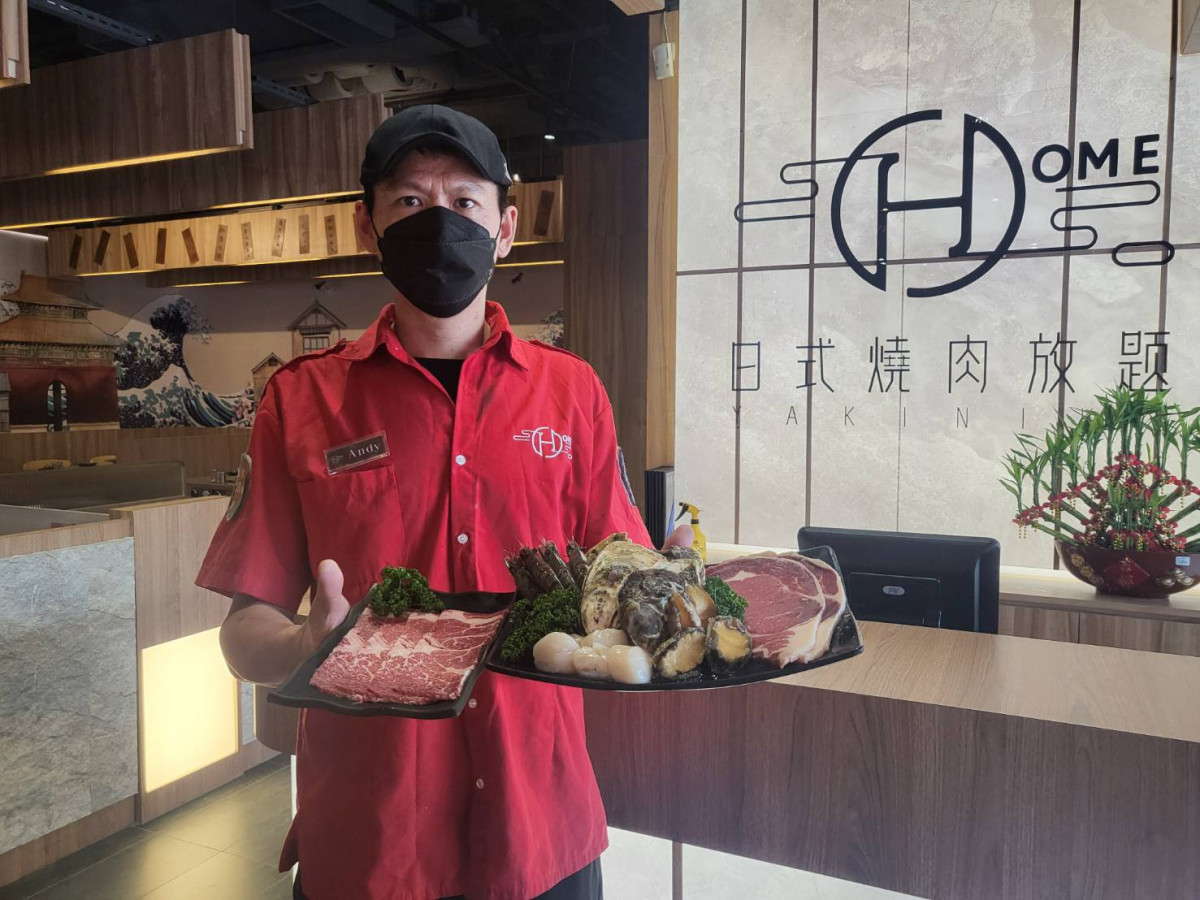 和牛肉、大生蠔、大干貝，店家提供頂級食材讓消費者品嚐，毫不手軟。